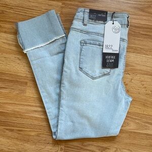 1822 Denim Blue 24” Cropped Jeans ✨ size 4